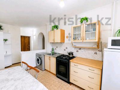 2-комнатная квартира · 56 м² · 4/9 этаж, Абая 108 — Абая 108, сити центр , универмаг за 16 000 ₸ в Уральске, мкр Школьник
