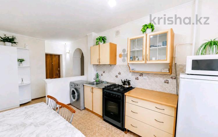 2-комнатная квартира · 56 м² · 4/9 этаж, Абая 108 — Абая 108, сити центр , универмаг за 16 000 ₸ в Уральске, мкр Школьник — фото 11