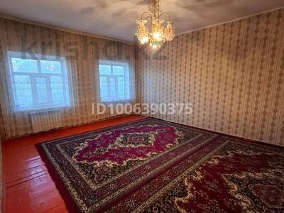 Отдельный дом · 4 комнаты · 90 м², Махатулы Мажит за 50 000 〒 в Туркестане