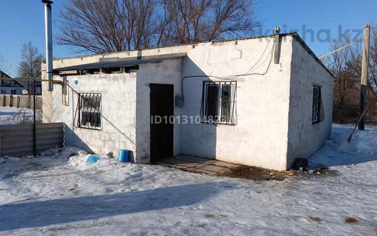 Отдельный дом · 2 комнаты · 60 м² · 10 сот., АТЖТ 50 — Возле магазина АБРИКОС за 5 млн ₸ в Актобе, мкр. Курмыш — фото 2