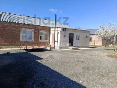 Продажа домов и дачи в Атырауской обл.: Отдельный дом · 4 комнаты · 200 м² · 10 сот., Базарбай Мұқанов 566 — Асфальт жолдың бойында орналасқан,аялдама,супермаркет жақын за 16 млн 〒 Отдельный дом · 4 комнаты · 200 м² · 10 сот., Базарбай Мұқанов 566 — Асфальт жолдың бойында орналасқан,аялдама,супермаркет жақын за 16 млн 〒 в