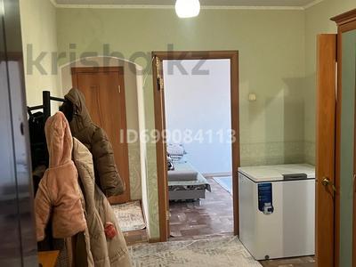 2-бөлмелі пәтер · 54.4 м² · 4/5 қабат · ай сайын, мкр 11 43 — Анвардын артындагы уй, Аз Наурыз 26, бағасы: 170 000 〒 в Актобе, мкр 11