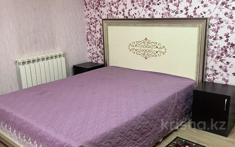 2-бөлмелі пәтер · 100 м² · 3/12 қабат, 11 ш/а., Локомотивная 7, бағасы: 12 000 ₸ в Актобе, мкр 11 — фото 2