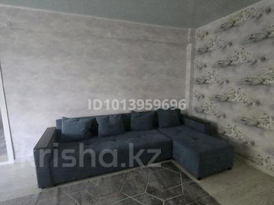 2-комнатная квартира · 45 м² · 3/5 этаж, Назарбаева 3/1 — Район Дворца Спорта. Напротив "Даниэля". За магазином "Статус" за 2 000 ₸ в Усть-Каменогорске