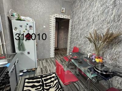 1-комнатная квартира, 35 м², 3/5 этаж, мкр Аксай-3 за 23 млн 〒 в Алматы, Ауэзовский р-н