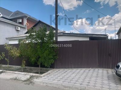 Отдельный дом · 2 комнаты · 65 м², Маншук Маметова за 150 000 〒 в Атырау, мкр Жилгородок