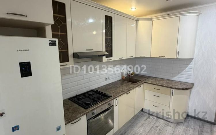 2-комнатная квартира · 65 м² · 4/6 этаж, мкр Айгуль, С. Тюленина за 200 000 ₸ в Уральске — фото 2