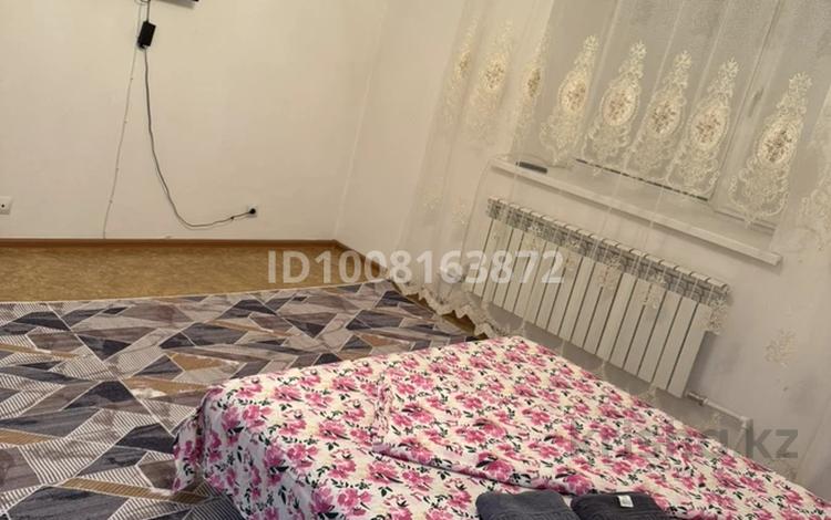 1-бөлмелі пәтер · 40 м² · 1/9 қабат, Нур Актобе 13 — 3 микрорайон, бағасы: 10 000 ₸ — фото 2