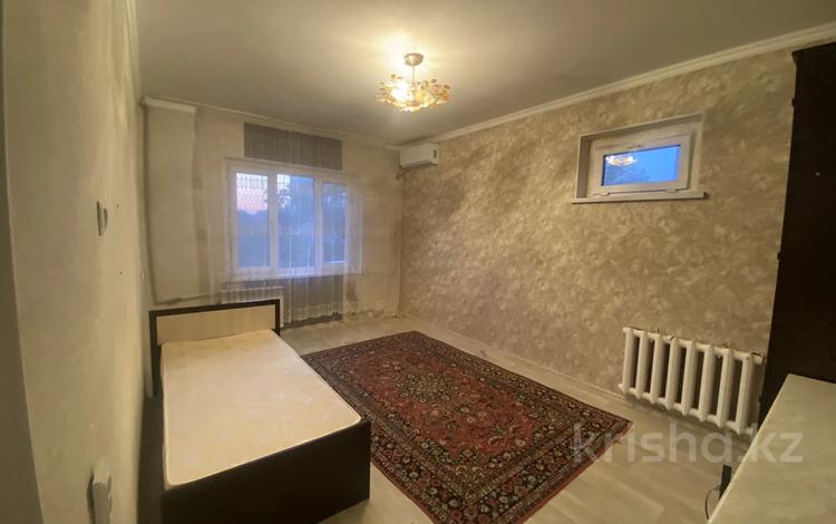 1-комнатная квартира, 34 м², 3/5 этаж помесячно, Адырбекова 165 за 80 000 〒 в Шымкенте, Аль-Фарабийский р-н — фото 2