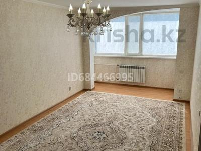 2-комнатная квартира, 62 м², 7/10 этаж, мкр 5, Пр.Алии Молдагуловой 5А за 23 млн 〒 в Актобе, мкр 5