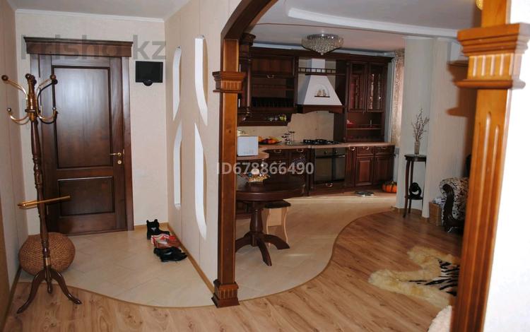 3-комнатная квартира, 70 м², 5/9 этаж, 6 мкр за 20 млн 〒 в Лисаковске — фото 2