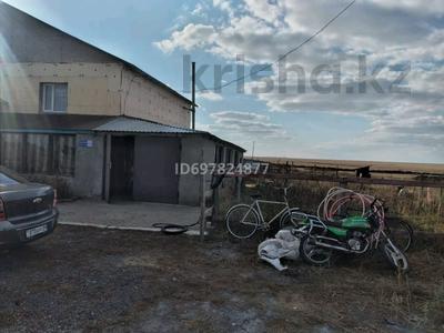 Жеке үй • 4 бөлмелер • 180 м² • 25 сот., Рабочая 13 — Рядом школа, бағасы: 10 млн 〒 в Молодежном