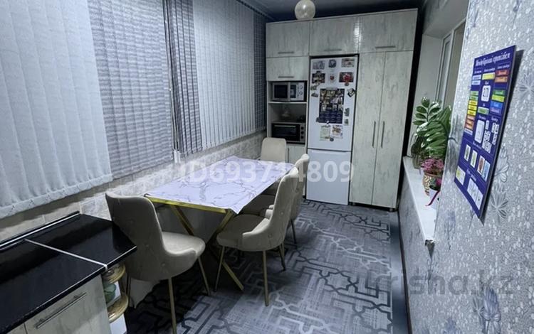 3-комнатная квартира, 69 м², 1/4 этаж, мусабекова 25 — 1мкр за 22 млн 〒 в Туркестане — фото 2