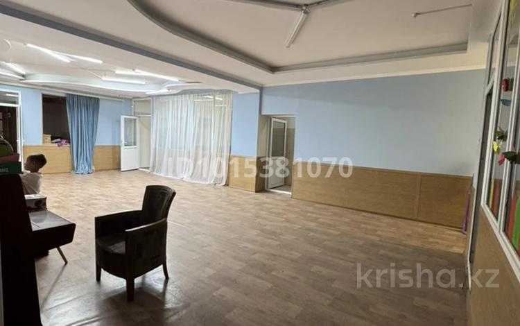 Еркін, кеңселер, дүкендер мен бутиктер, қоймалар, қоғамдық тамақтану орны, сұлулық салондары, фитнес және спорт, медорталықтар мен дәріханалар, білім орталықтары, ойын-сауық, кабинеттер және жұмыс орындары · 608.7 м², бағасы: 4 млн ₸ в Алматы, Медеуский р-н — фото 2
