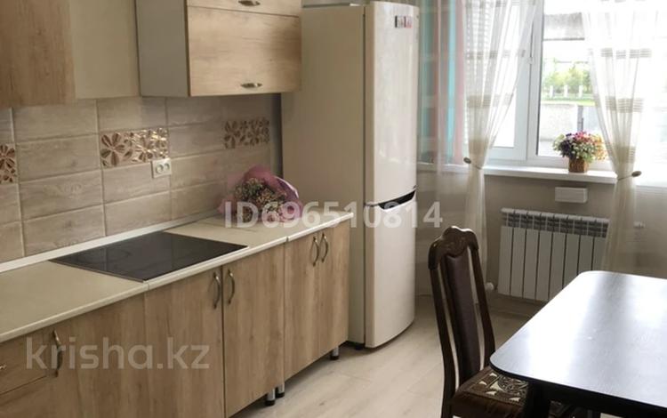 2-комнатная квартира, 58 м², 2/8 этаж помесячно, мкр Комсомольский, Кабанбай батыр 58А — Улы дала- кабанбай батыр