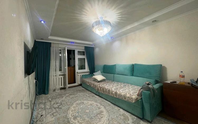 3-комнатная квартира, 60 м², 3/4 этаж, мкр №8 6 — Абая правды