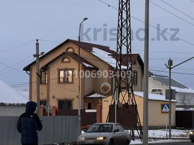 Отдельный дом · 7 комнат · 250 м² · 5 сот., мкр. Алмагуль, Абдрахманова 46 — Угол ул. Аманшина-Абдрахманова за 65 млн ₸ в Атырау