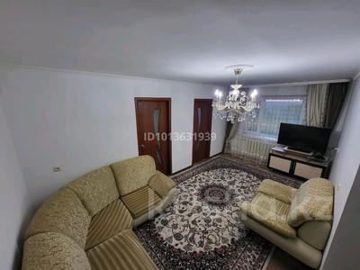 4-комнатная квартира · 64 м² · 2/6 этаж, Майкудук, Майкудук, 15й микрорайон — Сош №61 за 13 млн ₸ в Караганде, Алихана Бокейханова р-н