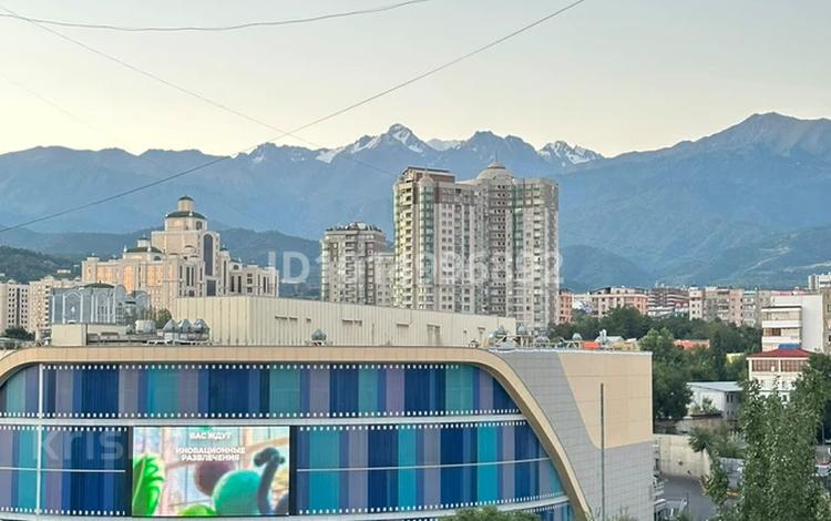 2-комнатная квартира · 60 м² · 9/12 этаж, мкр Самал-1 23 за 390 000 ₸ в Алматы, Медеуский р-н — фото 2