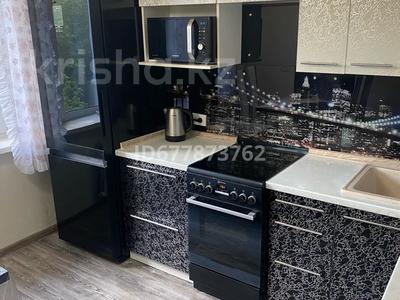 2-комнатная квартира, 54 м², 4/5 этаж помесячно, мкр Юго-Восток 3 за 180 000 〒 в Караганде, Казыбек би р-н