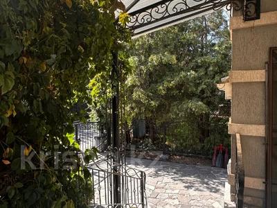 Отдельный дом · 4 комнаты · 250 м² · 7 сот., Кенесары хана 55 за 210 млн 〒 в Алматы, Наурызбайский р-н
