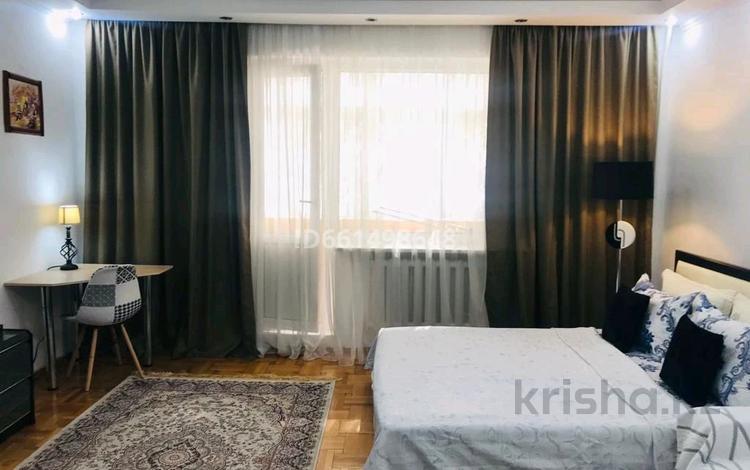 1-комнатная квартира, 52 м², 2/12 этаж посуточно, мкр Самал-2 — Мендикулова за 16 000 〒 в Алматы, Медеуский р-н — фото 98