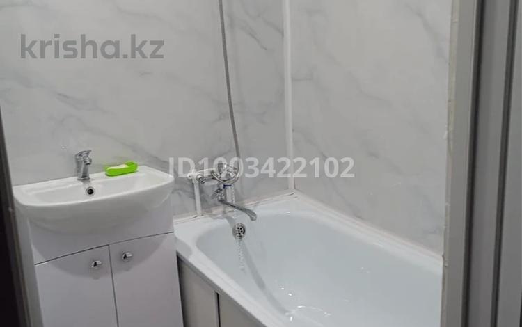1-комнатная квартира · 30 м² · 2/5 этаж, Майкудук, 13й микрорайон 20 за 8.5 млн 〒 в Караганде, Алихана Бокейханова р-н — фото 2