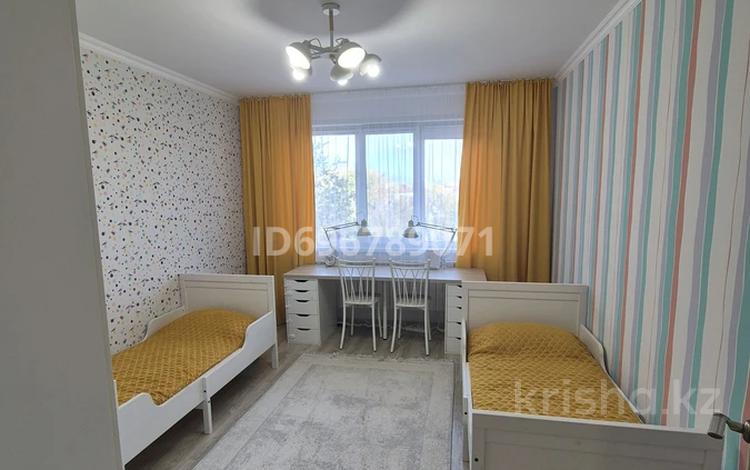 3-комнатная квартира · 80 м² · 4/9 этаж, 10мкр 2 за 31 млн 〒 в Аксае — фото 2