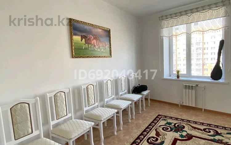 1-комнатная квартира · 49 м² · 5/9 этаж, Самал 104 — 10 мкрн самал 104 үй за 150 000 ₸ в Уральске — фото 2