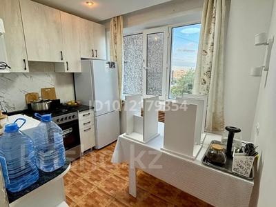 3-бөлмелі пәтер · 75 м² · 8/9 қабат, Просп. Строителей 1, бағасы: 250 000 ₸ в Караганде