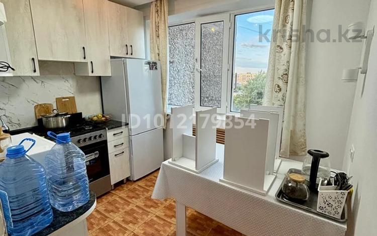 3-бөлмелі пәтер · 75 м² · 8/9 қабат, Просп. Строителей 1, бағасы: 250 000 ₸ в Караганде — фото 2