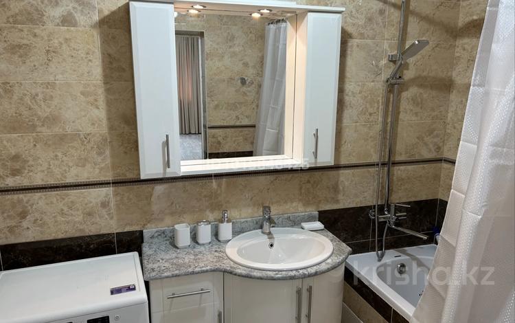 2-комнатная квартира · 65 м² · 12/19 этаж, Аманжолова за 350 000 ₸ в Астане, Сарайшык р-н — фото 2
