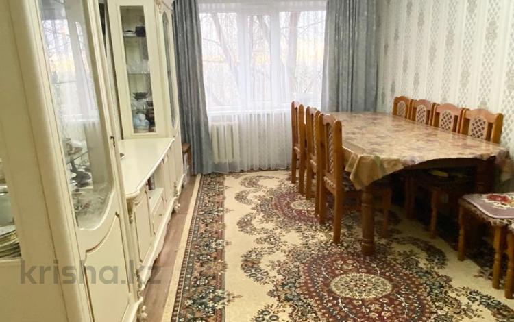 3-комнатная квартира · 63 м² · 3/5 этаж, Майкудук, 15й микрорайон за 12.5 млн ₸ в Караганде, Алихана Бокейханова р-н — фото 2