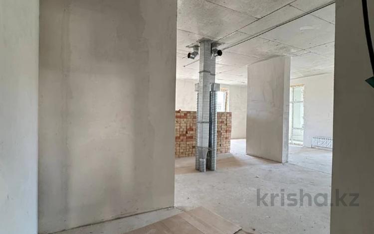 3-бөлмелі пәтер · 81.8 м² · 2/8 қабат, Михайловка ш/а., ​Улица Аманжолова 47/1, бағасы: 46.7 млн ₸ в Караганде, Казыбек би р-н — фото 2