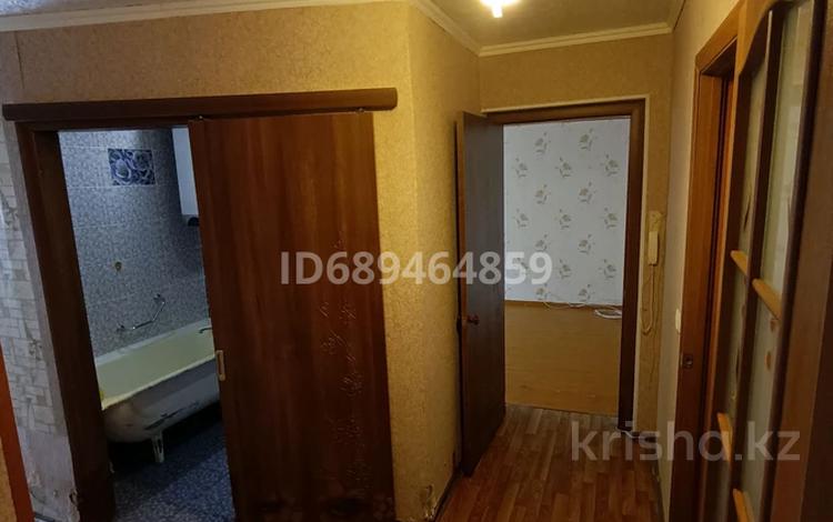 2-комнатная квартира, 41 м², 3/5 этаж, 2 мик 7 за 6.8 млн 〒 в Лисаковске — фото 2