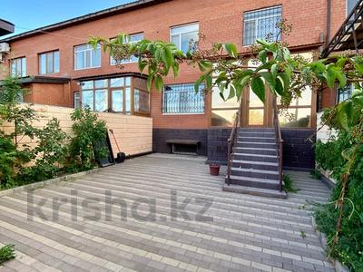 Жеке үй • 5 бөлмелер • 300 м² • 2 сот., мкр Юго-Восток, Муканова 45, бағасы: 98 млн 〒 в Караганде, Казыбек би р-н