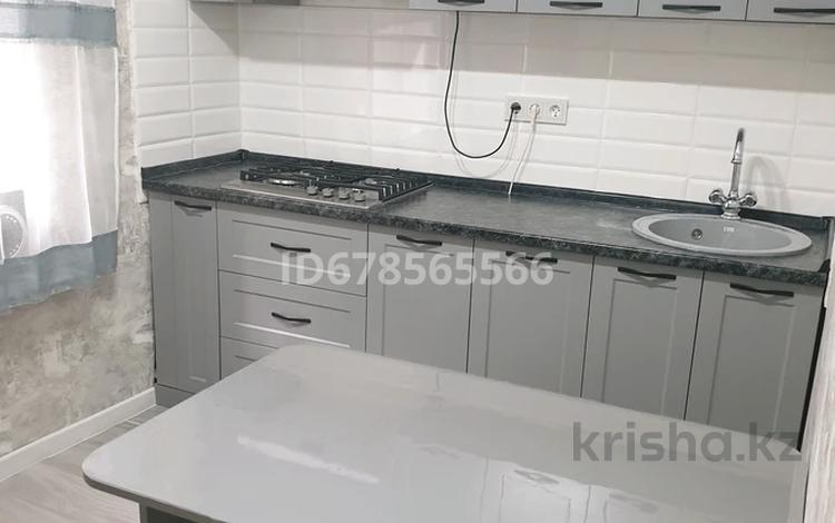 1-комнатная квартира, 36 м², 4/5 этаж помесячно, Айтеке би 174 — Айтеке би-Муканова за 250 000 〒 в Алматы, Алмалинский р-н — фото 2