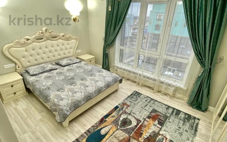 2-комнатная квартира, 80 м², 9/16 этаж посуточно, Алиби Жангелдин 67 за 20 000 〒 в Атырау — фото 2