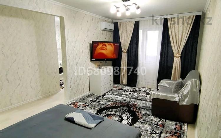 1-комнатная квартира, 28 м², 2/5 этаж посуточно, Сатпаева за 10 000 〒 — фото 46