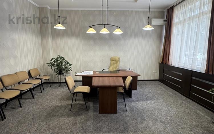 Свободное назначение, офисы, салоны красоты, медцентры и аптеки, образование, развлечения, конференц-залы, кабинеты и рабочие места, студии · 16 м² за 110 400 ₸ в Усть-Каменогорске — фото 4