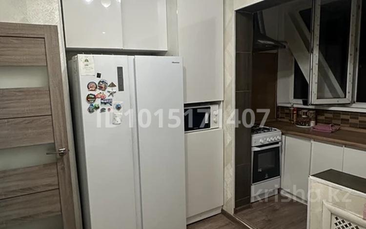 2-комнатная квартира · 65 м² · 3/9 этаж, мкр Аксай-4 70 за 300 000 ₸ в Алматы, Ауэзовский р-н — фото 2