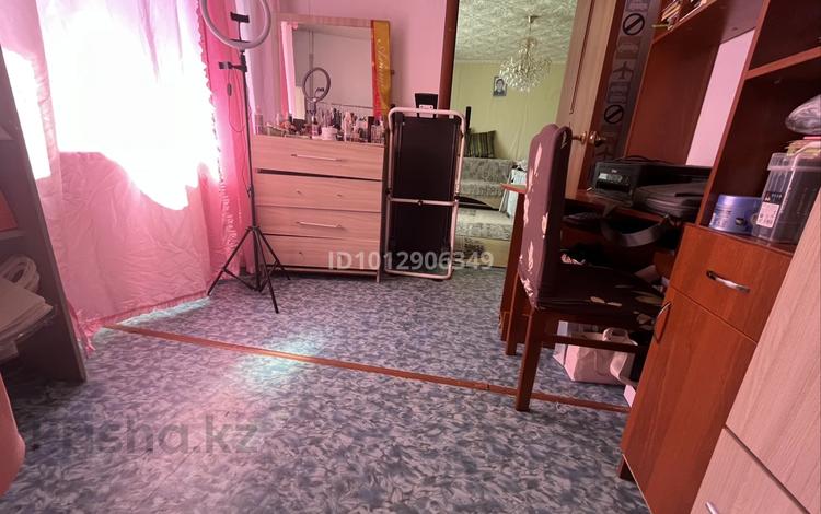 3-комнатная квартира · 56 м² · 7/9 этаж, 6 53в — Просторная квартира на 7 этаже. Вся мебель остается! Идеально для большой семьи Продается уютная и теплая квартира, которая станет отличным вариантом для большой семьи. Продаем по причине переезда, поэтому освобождаем квартиру аккуратно и с заботой о новых хозяевах. Почему это отличный вариант для вас: · Тепло и комфорт: Квартира расположена на 7 этаже. Зимой здесь очень тепло, батареи греют отлично · Готова к жизни: Оставляем всю мебель. Вам не нужно тратить время и бюджет на обустройство - просто заезжайте и живите. · Простор для семьи: Квартира очень просторная, места хватит всем. Отличная планировка для тех, кто ценит свободу и личное пространство. · Вся инфраструктура рядом: · Школа и детский сад — в шаговой доступности. · Магазин, Супермаркет и Центральный рынок · Больница — всего в 1 км от дома (удобно для всех возрастов, особенно для старшего поколения). Подходит под ипотекой! Звоните, покажу квартиру в удобное для вас время. Жду серьезных покупателей! за 12.5 млн ₸ в Темиртау — фото 3