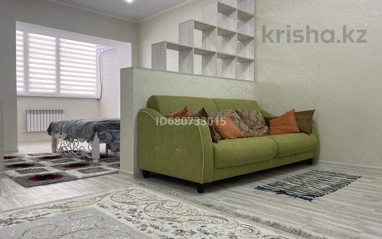 1-комнатная квартира · 98 м² · 1/5 этаж, мкр Северо-Восток за 15 000 ₸ в Уральске — фото 2