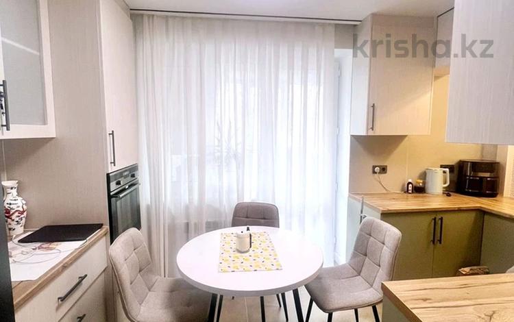 3-комнатная квартира · 90 м² · 3/5 этаж, мкр Самал-3, Достык за 100 млн ₸ в Алматы, Медеуский р-н — фото 2