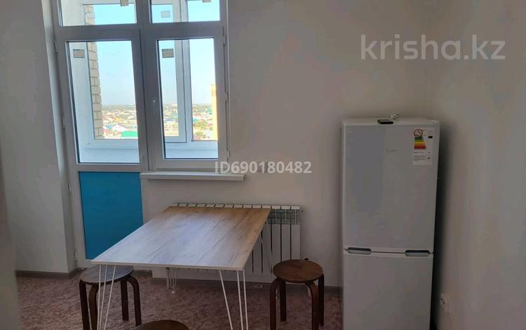 2-комнатная квартира, 60 м², 9/9 этаж помесячно, мкр. Зачаганск пгт, Бірлік 33 за 140 000 〒 в Уральске, мкр. Зачаганск пгт — фото 2