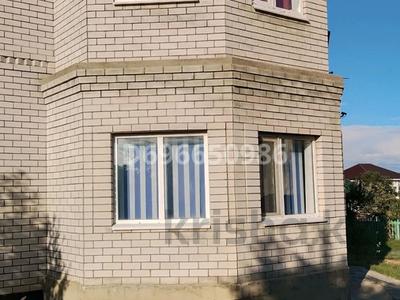 Жеке үй · 4 бөлме · 180 м² · 11 жүзд., Райымбек батыр 64, бағасы: 40 млн ₸ в Актобе, жилой массив Акжар-2