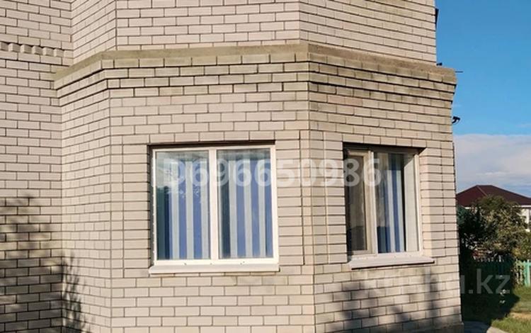 Жеке үй · 4 бөлме · 180 м² · 11 жүзд., Райымбек батыр 64, бағасы: 40 млн ₸ в Актобе, жилой массив Акжар-2 — фото 2