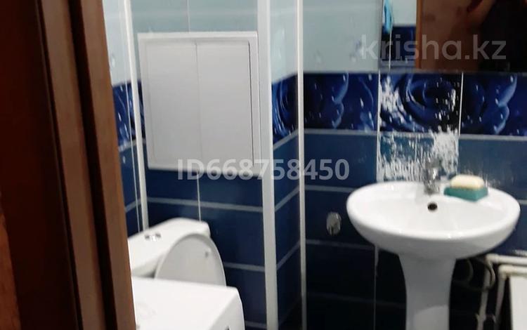 1-комнатная квартира · 53 м² · 1/5 этаж, мкр 4, 4_Микрорайон 7 за 8 000 ₸ в Уральске — фото 5