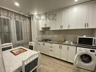 1-бөлмелі пәтер · 40 м² · 7/16 қабат, мкр Шымсити, Нурсултана Назарбаева — Пәтер жағдайы өте жақсы және локация жақсы орында орналасқан. Себебі Пәтер маңында мектеп, емхана, үлкен мешіт, тамақтану орындары қызмет көрсетеді, аудан жаңа болғандықтан, көңіл күйдің көтеріңкі болуынада әсер етеді, себебі қатты тығыз орналаспаған, ашықтық пен үйлесімділік бар. Пәтерге жаңа ремонт жасалған, бытовая техникалар жаңа қалпында тұр. Екінші хозояны біз болғандықтан шамадан тым тозу көрмеген, срочно ақша керек болыр тұрған соң сатып жатырмыз. Бағасы келісімді., бағасы: 22.5 млн ₸ в Шымкенте, Абайский р-н