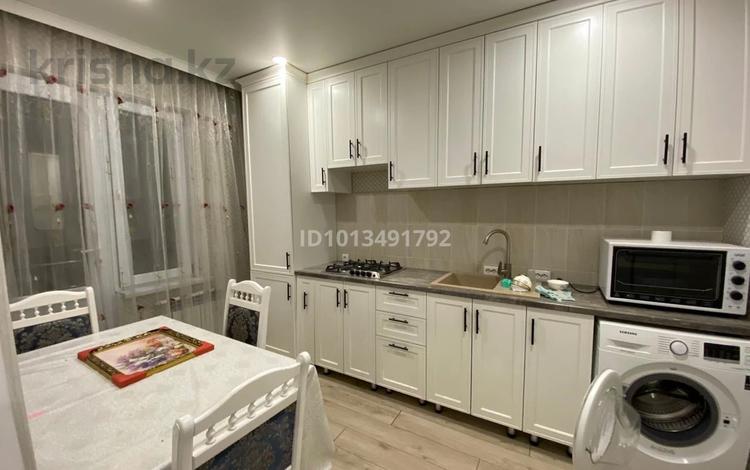 1-бөлмелі пәтер · 40 м² · 7/16 қабат, мкр Шымсити, Нурсултана Назарбаева — Пәтер жағдайы өте жақсы және локация жақсы орында орналасқан. Себебі Пәтер маңында мектеп, емхана, үлкен мешіт, тамақтану орындары қызмет көрсетеді, аудан жаңа болғандықтан, көңіл күйдің көтеріңкі болуынада әсер етеді, себебі қатты тығыз орналаспаған, ашықтық пен үйлесімділік бар. Пәтерге жаңа ремонт жасалған, бытовая техникалар жаңа қалпында тұр. Екінші хозояны біз болғандықтан шамадан тым тозу көрмеген, срочно ақша керек болыр тұрған соң сатып жатырмыз. Бағасы келісімді., бағасы: 22.5 млн ₸ в Шымкенте, Абайский р-н — фото 2